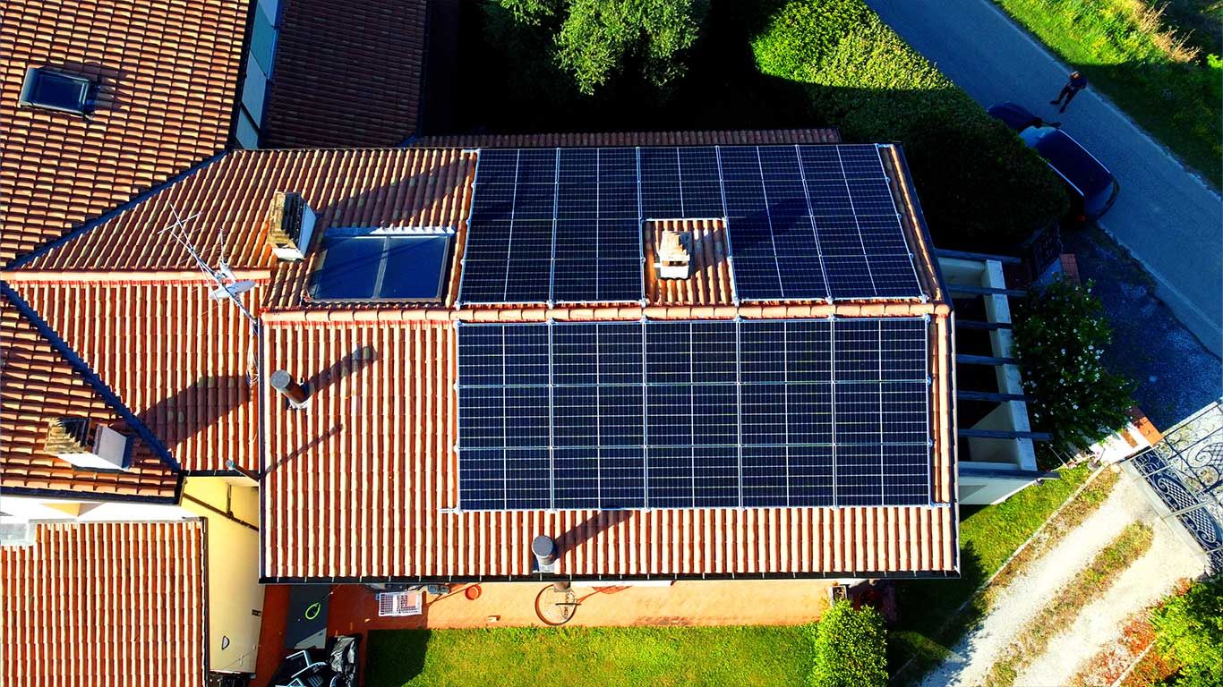 omnia-strutture-pannelli-fotovoltaici-su-tetto-a-doppia-falda-cliente